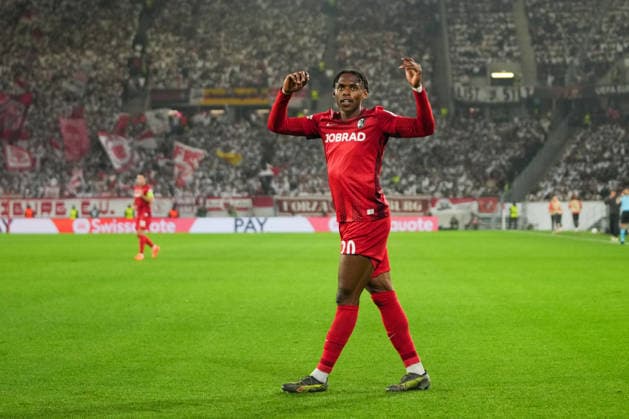 UEFA Europa League SC Freiburg vs FC Salzburg, 11 12 2025 Junior Adamu SC Freiburg, 20 motivating the fans UEFA Europa League SC Freiburg vs FC Salzburg, Europa Park Stadion, 11 12 2025 Copyright: xBEAUTIFULxSPORTS Boscox