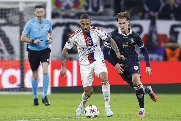 LYON , 17-11-2025 , Groupama Stadium , season 2025 2026 , UEFA Europa League League phase . match between Olympique Lyon and Go Ahead Eagles, Picture shows Olympique Lyonnais player Corentin Tolisso , Eagles player Melle Meulenstaan. Olympique Lyon - Go Ahead Eagles  x200124284x Copyright: