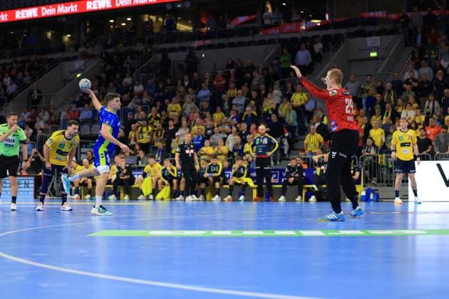 Scene with Kay Smits 31 VfL Gummersbach and David Späth 29 Rhein Neckar Löwen Kay Smits 31 VfL Gummersbach in action Copyright: xspeedshotx
