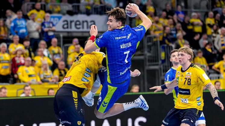 from left Jannik Kohlbacher RNL, 80 , Julian Köster VfL, 7 , Edwin Aspenbäck RNL, 78 , duel, duel, tackle, tackling, dynamics, action, action, 11 12 2025, Mannheim Germany , Handball, Bundesliga, Rhein Neckar Löwen VfL Gummersbach xozx