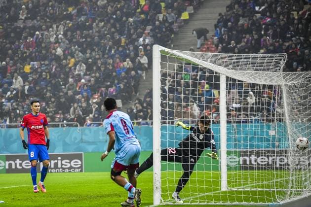 BUCHAREST , 11-12-2025 , National Arena , season 2025 2026 , UEFA Europa League football , League phase matchday 6 , match between FC Steaua Boekarest and Feyenoord , picture shows 1-2 scored by Feyenoord player Quinten Timber FCSB - Feyenoord  x200124396x Copyright: