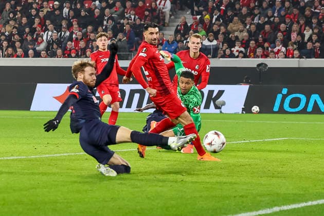 Yorbe Vertessen RB Salzburg, 11 just misses the ball , Germany, Football, UEFA Europa League, Matchday 6, 2025 2026, SC Freiburg vs RB Salzburg, 11 12 2025, Europa Park Stadion Freiburg , Freiburg im Breisgau, Germany Freiburg im Breisgau Europa Park Stadion Freiburg Baden Württemberg Germany Copyright: xGrantxHubbsx