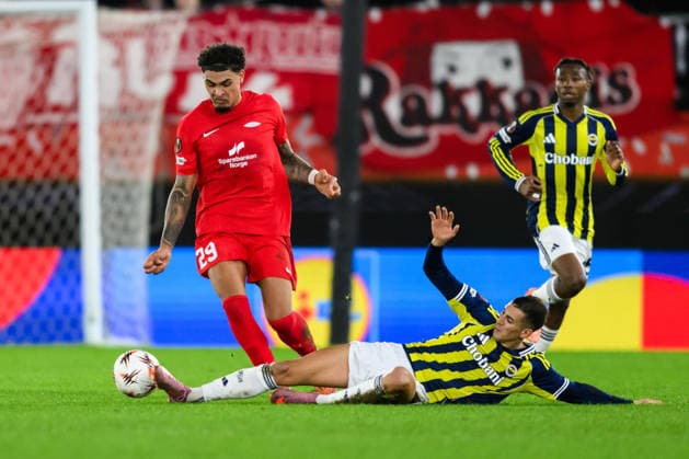 251211 Noah Jean Holm of Brann and Mert Müldür of Fenerbahce during the UEFA Europa League football match between Brann and Fenerbache on December 11, 2025 in Bergen Photo Marius Simensen BILDBYRAN COP 238 MM0053 bbeng fotboll football soccer fotball uefa europa league brann fenerbache  Copyright: MARIUSxSIMENSEN BB251211ZA015