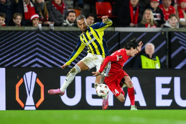 251211 Archie Brown of Fenerbahce and Ulrik Mathisen of Brann during the UEFA Europa League football match between Brann and Fenerbache on December 11, 2025 in Bergen Photo Marius Simensen BILDBYRAN COP 238 MM0053 bbeng fotboll football soccer fotball uefa europa league brann fenerbache  Copyright: MARIUSxSIMENSEN BB251211ZE034