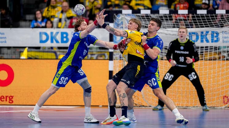 from left Tom Kiesler VfL, 30 , Edwin Aspenbäck RNL, 78 , Stepan Zeman VfL, 66 , duel, duel scene, duel, tackle, tackling, dynamics, action, action, 11 12 2025, Mannheim Germany , Handball, Bundesliga, Rhein Neckar Löwen VfL Gummersbach xozx