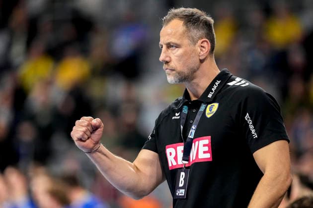 Maik Machulla coach, head coach, RNL , gives instructions, gestures, gesticulates with arms, single image, single photo, action, action, cheer, cheering, celebration, joy, rejoice, rejoicing, confident, optimistic, positive, game scene, 11 12 2025, Mannheim Germany , Handball, Bundesliga, Rhein Neckar Löwen VfL Gummersbach xozx
