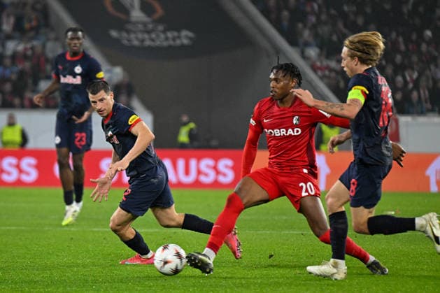SOCCER - UEFA EL, Freiburg vs RBS FREIBURG,GERMANY,11.DEC.25 - SOCCER - UEFA Europa League, SC Freiburg vs Red Bull Salzburg. Image shows Joane Gadou, Stefan Lainer (RBS), Junior Adamu (Freiburg) and Mads Bidstrup (RBS).  GEPAxpictures xOliverxLerch
