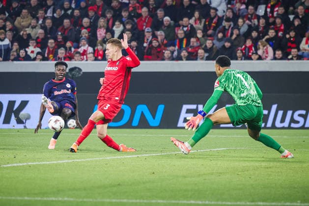11 12 2025, xhettx, Football UEFA Europa League, SC Freiburg RB Salzburg v l Edmund Baidoo FC Salzburg, 20 with a shot or submission for Yorbe Vertessen FC Salzburg, 11 DFL DFB REGULATIONS PROHIBIT ANY USE OF PHOTOGRAPHS as IMAGE SEQUENCES and or QUASI VIDEO Freiburg