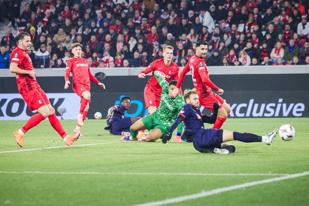11 12 2025, xhettx, Football UEFA Europa League, SC Freiburg RB Salzburg v l Yorbe Vertessen FC Salzburg, 11 kommt nicht an den Ball DFL DFB REGULATIONS PROHIBIT ANY USE OF PHOTOGRAPHS as IMAGE SEQUENCES and or QUASI VIDEO Freiburg