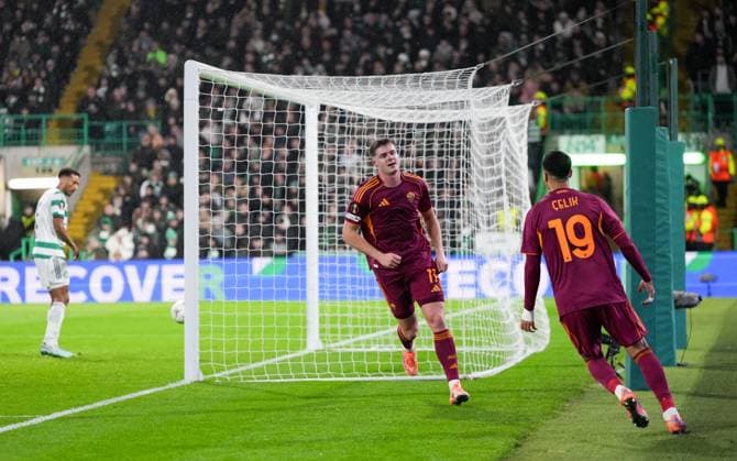 Evan Ferguson of AS Roma scores to give Roma a 0-2 lead. Celtic v Roma, UEFA Europa League, Group Stage, Football, Celtic Park, Glasgow, Scotland, UK - 11 Dec 2025Glasgow Celtic Park United Kingdom EDITORIAL USE ONLY No use with unauthorised audio, video, data, fixture lists, club league logos or live services. Online in-match use limited to 120 images, no video emulation. No use in betting, games or single club league player publications. Copyright: xStuartxWallace Shutterstockx 16080577bc