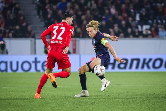 11 12 2025, xhettx, Football UEFA Europa League, SC Freiburg RB Salzburg v l Vincenzo Grifo SC Freiburg, 32 and Mads Bidstrup FC Salzburg, 18 DFL DFB REGULATIONS PROHIBIT ANY USE OF PHOTOGRAPHS as IMAGE SEQUENCES and or QUASI VIDEO Freiburg