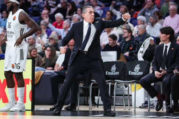 December 11, 2025, Madrid, Madrid, SPAIN: Sergio Scariolo, head coach of Real Madrid gestures during the Turkish Airlines EuroLeague Regular Season Round 15 match between Real Madrid and Kosner Baskonia Vitoria-Gasteiz at Movistar Arena on December 11, 2025 in Madrid, Spain. Madrid SPAIN - ZUMAa181 20251211_zaa_a181_085 Copyright: xIrinaxR.xHipolitox
