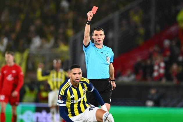 Brann v Fenerbahce - UEFA Europa League BERGEN, NORWAY - DECEMBER 11: Referee shows red card to Eivind Helland of Brann during the UEFA Europa League Week 6 match between Brann and Fenerbahce at Brann Stadium in Bergen, Norway on December 11, 2025. Oguz Yeter Anadolu Bergen Norway. Editorial use only. Please get in touch for any other usage.  Copyright: x2025xAnadoluxOguzxYeterx