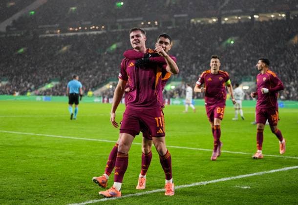 Evan Ferguson of AS Romacelebrates scoring to give Roma a 0-2 lead. Celtic v Roma, UEFA Europa League, Group Stage, Football, Celtic Park, Glasgow, Scotland, UK - 11 Dec 2025Glasgow Celtic Park United Kingdom EDITORIAL USE ONLY No use with unauthorised audio, video, data, fixture lists, club league logos or live services. Online in-match use limited to 120 images, no video emulation. No use in betting, games or single club league player publications. Copyright: xStuartxWallace Shutterstockx 16080577bn