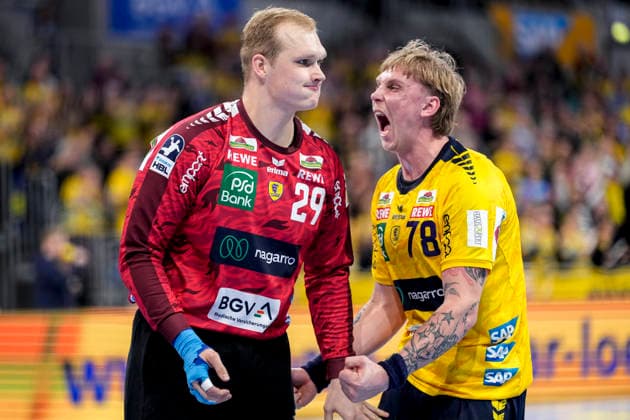 from left David Späth goalkeeper, RNL, 29 , Edwin Aspenbäck RNL, 78 , player of Rhein Neckar Löwen, cheer, cheers, celebration, joy, rejoice, rejoicing, confident, optimistic, positive, game scene, action, action, 11 12 2025, Mannheim Germany , Handball, Bundesliga, Rhein Neckar Löwen VfL Gummersbach xozx