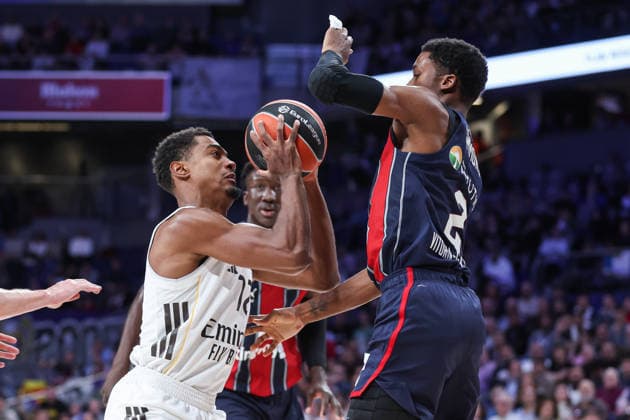 December 11, 2025, Madrid, Madrid, SPAIN: Theo Maledon of Real Madrid and Kobi Simmons of Kosner Baskonia Vitoria-Gasteiz in action during the Turkish Airlines EuroLeague Regular Season Round 15 match between Real Madrid and Kosner Baskonia Vitoria-Gasteiz at Movistar Arena on December 11, 2025 in Madrid, Spain. Madrid SPAIN - ZUMAa181 20251211_zaa_a181_088 Copyright: xIrinaxR.xHipolitox