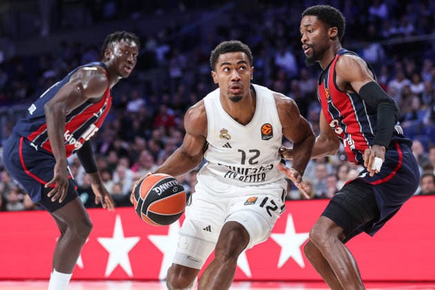 December 11, 2025, Madrid, Madrid, SPAIN: Theo Maledon of Real Madrid and Kobi Simmons of Kosner Baskonia Vitoria-Gasteiz in action during the Turkish Airlines EuroLeague Regular Season Round 15 match between Real Madrid and Kosner Baskonia Vitoria-Gasteiz at Movistar Arena on December 11, 2025 in Madrid, Spain. Madrid SPAIN - ZUMAa181 20251211_zaa_a181_090 Copyright: xIrinaxR.xHipolitox
