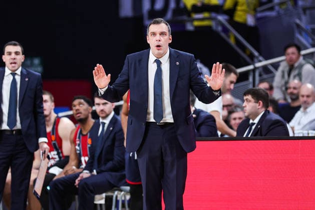 December 11, 2025, Madrid, Madrid, SPAIN: Paolo Galbiati, head coach of Kosner Baskonia Vitoria-Gasteiz gestures during the Turkish Airlines EuroLeague Regular Season Round 15 match between Real Madrid and Kosner Baskonia Vitoria-Gasteiz at Movistar Arena on December 11, 2025 in Madrid, Spain. Madrid SPAIN - ZUMAa181 20251211_zaa_a181_093 Copyright: xIrinaxR.xHipolitox