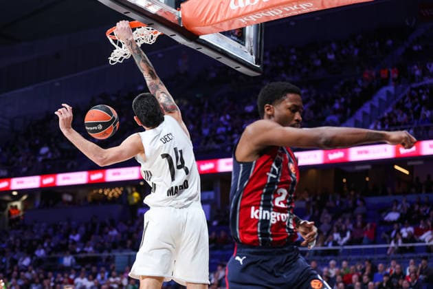December 11, 2025, Madrid, Madrid, SPAIN: Gabriel Deck of Real Madrid and Kobi Simmons of Kosner Baskonia Vitoria-Gasteiz in action during the Turkish Airlines EuroLeague Regular Season Round 15 match between Real Madrid and Kosner Baskonia Vitoria-Gasteiz at Movistar Arena on December 11, 2025 in Madrid, Spain. Madrid SPAIN - ZUMAa181 20251211_zaa_a181_094 Copyright: xIrinaxR.xHipolitox