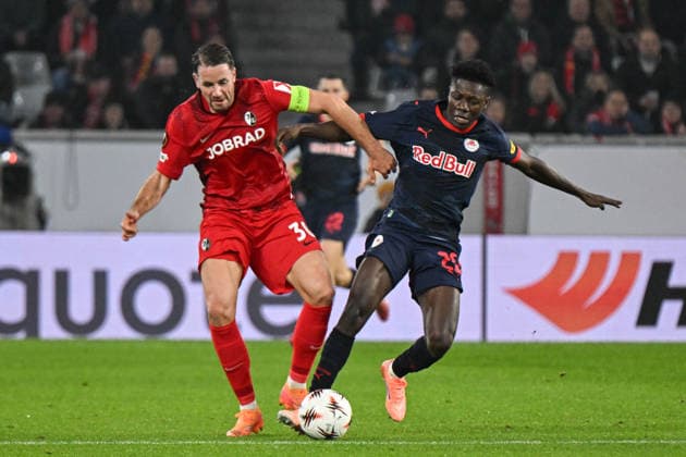 SOCCER - UEFA EL, Freiburg vs RBS FREIBURG,GERMANY,11.DEC.25 - SOCCER - UEFA Europa League, SC Freiburg vs Red Bull Salzburg. Image shows Christian Guenter (Freiburg) and Edmund Baidoo (RBS).  GEPAxpictures xOliverxLerch