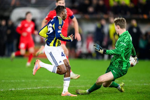 251211 Dorgeles Nene of Fenerbahce and goalkeeper Mathias Dyngeland of Brann during the UEFA Europa League football match between Brann and Fenerbache on December 11, 2025 in Bergen Photo Marius Simensen BILDBYRAN COP 238 MM0053 bbeng fotboll football soccer fotball uefa europa league brann fenerbache  Copyright: MARIUSxSIMENSEN BB251211ZU027
