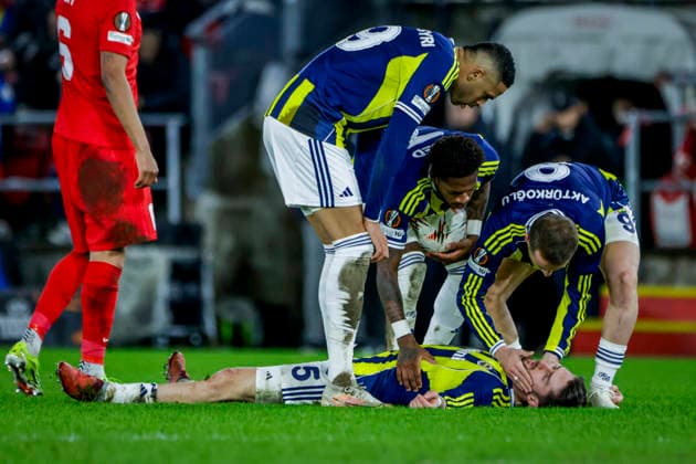 UEFA Europa League 2025 SK Brann Fenerbahce Bergen 20251211 Fenerbahces Ismail Yuksek is down with an injury during the UEFA Europa League match between SK Brann and Fenerbahce at Brann Stadium Photo Paul S Amundsen NTB Bergen Norway EDITORIAL USE ONLY RESTRICTED USE FOR BETTING COMPANIES  Copyright: xPaulxS.xAmundsenx xNTBx