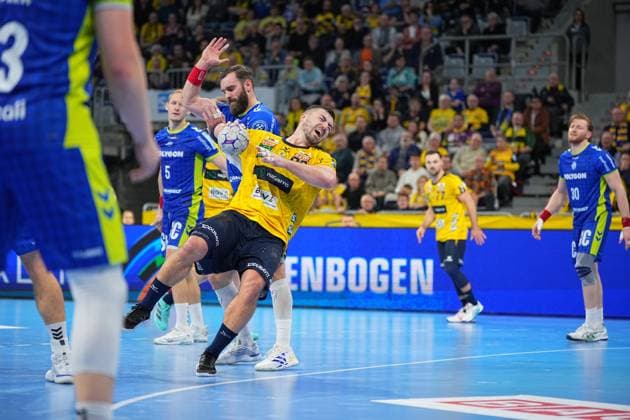 Scene with Teitur Einarsson 14 VfL Gummersbach , Tilen Kodrin 5 VfL Gummersbach and Tom Kiesler 30 VfL Gummersbach Teitur Einarsson 14 VfL Gummersbach and Tilen Kodrin 5 VfL Gummersbach in a duel with Tom Kiesler 30 VfL Gummersbach Copyright: xspeedshotx