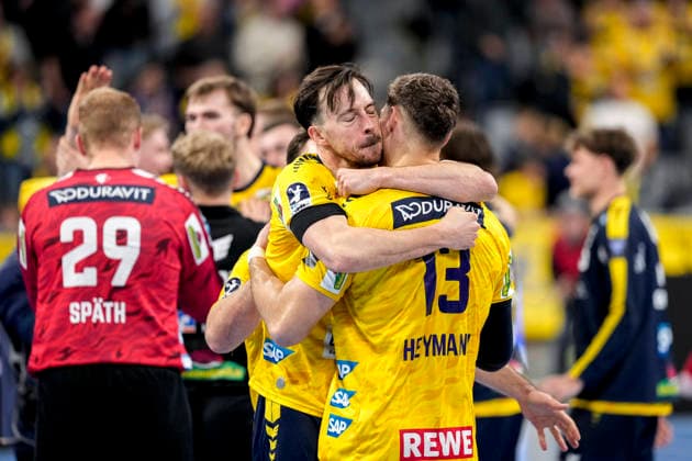 Rhein Neckar Löwen player, in front Patrick Groetzki RNL, 24 hugs his teammate Sebastian Heymann RNL, 13 , jubilation after the final whistle, joy about the victory, winner, winner, cheers, cheering, cheerful, positive, happy, optimistic, highlight, action, action, 11 12 2025, Mannheim Germany , Handball, Bundesliga, Rhein Neckar Löwen VfL Gummersbach xozx