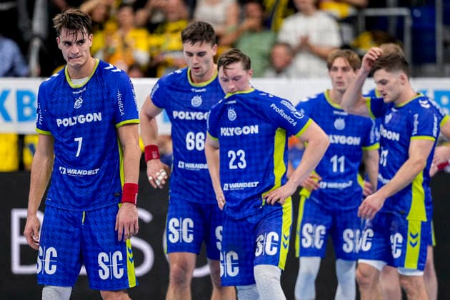 from left Julian Köster VfL, 7 , Stepan Zeman VfL, 66 , Ole Pregler VfL, 23 , Mathis Häseler VfL, 11 , Kay Smits VfL, 31 , players of VfL Gummersbach, disappointed about the defeat, disappointment after the final whistle, highlight, loser, lost, frustration, disappointed, pessimistic, 11 12 2025, Mannheim Germany , Handball, Bundesliga, Rhein Neckar Löwen VfL Gummersbach xozx