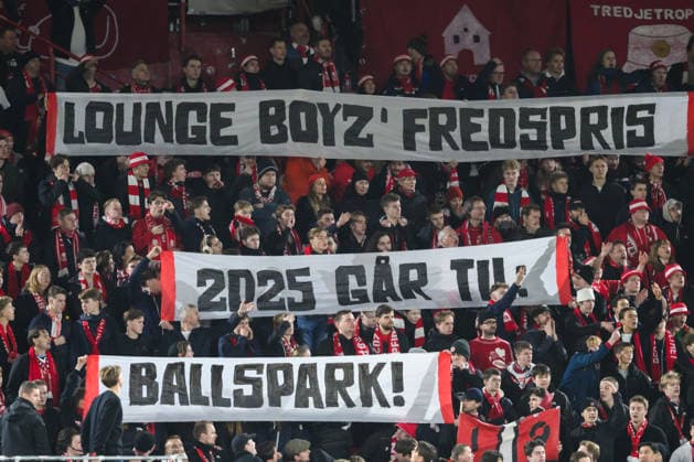 251211 Fans of Brann during the UEFA Europa League football match between Brann and Fenerbache on December 11, 2025 in Bergen Photo Marius Simensen BILDBYRAN COP 238 MM0053 bbeng fotboll football soccer fotball uefa europa league brann fenerbache publik  Copyright: MARIUSxSIMENSEN BB251211ZP023