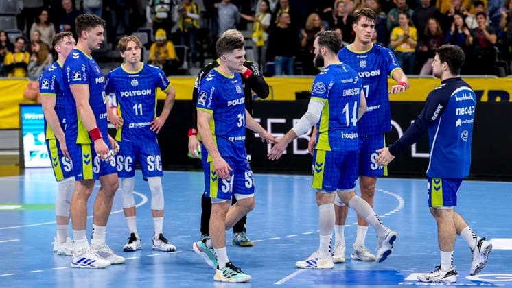 VfL Gummersbach players, disappointed about the defeat, disappointment after the final whistle, highlight, loser, lost, frustration, disappointed, pessimistic, 11 12 2025, Mannheim Germany , Handball, Bundesliga, Rhein Neckar Löwen VfL Gummersbach xozx
