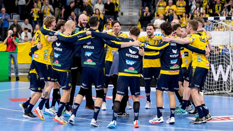Rhein Neckar Löwen players, cheering after the final whistle, joy about the victory, winner, winner, cheers, cheering, cheerful, positive, happy, rejoicing, optimistic, highlight, action, action, dancing in a circle, team circle, team circle, 11 12 2025, Mannheim Germany , Handball, Bundesliga, Rhein Neckar Löwen VfL Gummersbach xozx