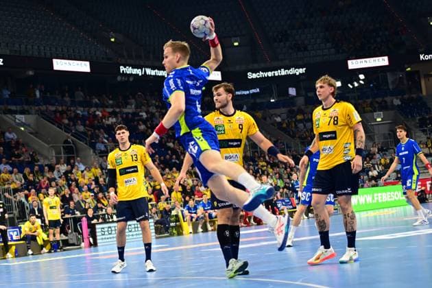 Scene with Edwin Aspenbäck 78 Rhein Neckar Löwen , Steven Plucnar Jacobsen 9 Rhein Neckar Löwen , Julian Köster 7 VfL Gummersbach and Sebastian Heymann 13 Rhein Neckar Löwen Edwin Aspenbäck 78 Rhein Neckar Löwen and Julian Köster 7 VfL Gummersbach in action Copyright: xspeedshotx