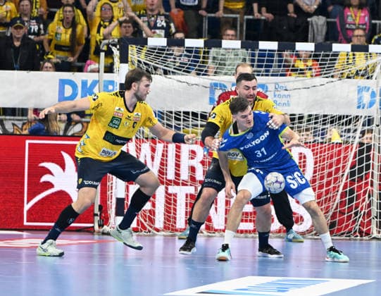 HBL Handball Bundesliga Season 2025 26 Mannheim SAP Arena 11 12 2025 Rhein Neckar Löwen rnl VfL Gummersbach gum V li Steven Plucnar JACOBSEN Rhein Neckar Löwen , Jannik KOHLBACHER Rhein Neckar Löwen , Kay SMITS gum HBL Handball Bundesliga