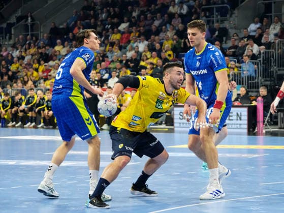 HBL Handball Bundesliga Season 2025 26 Mannheim SAP Arena 11 12 2025 Rhein Neckar Löwen rnl VfL Gummersbach gum Jannik KOHLBACHER Rhein Neckar Löwen , mi, Tilen KODRIN gum, li Stepan ZEMAN, re HBL Handball Bundesliga