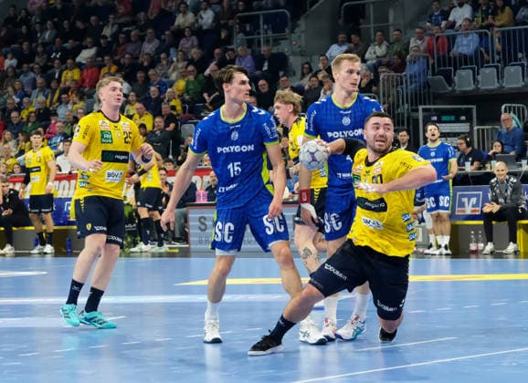 HBL Handball Bundesliga Season 2025 26 Mannheim SAP Arena 11 12 2025 Rhein Neckar Löwen rnl VfL Gummersbach gum Jannik KOHLBACHER Rhein Neckar Löwen , re Miro SCHLUROFF gum , li HBL Handball Bundesliga