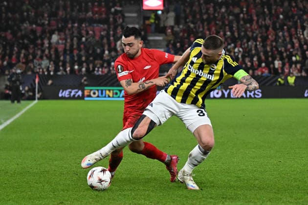 Brann v Fenerbahce - UEFA Europa League BERGEN, NORWAY - DECEMBER 11: Milan Skriniar (R) of Fenerbahce in action during the UEFA Europa League week 6 football match between Brann and Fenerbahce at Brann Stadium in Bergen, Norway on December 11, 2025. Oguz Yeter Anadolu Bergen Norway. Editorial use only. Please get in touch for any other usage.  Copyright: x2025xAnadoluxOguzxYeterx