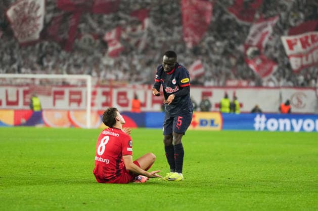 UEFA Europa League SC Freiburg v FC Salzburg, 11 12 2025 Maximilian Eggestein SC Freiburg, 8 who is on the ground and has been awarded a free-kick, and Soumaïla Diabate FC Salzburg, 5 who cant believe it UEFA Europa League SC Freiburg v FC Salzburg, Europa Park Stadion, 11 12 2025 Copyright: xBEAUTIFULxSPORTS Boscox