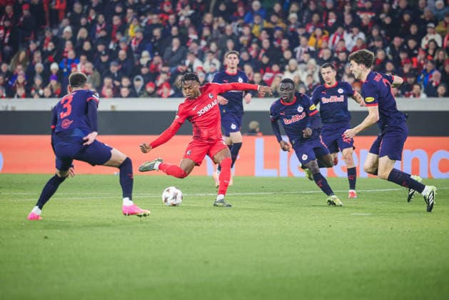 11 12 2025, xhettx, Football UEFA Europa League, SC Freiburg RB Salzburg v l Junior Adamu SC Freiburg, 20 with the shot on goal DFL DFB REGULATIONS PROHIBIT ANY USE OF PHOTOGRAPHS as IMAGE SEQUENCES and or QUASI VIDEO Freiburg