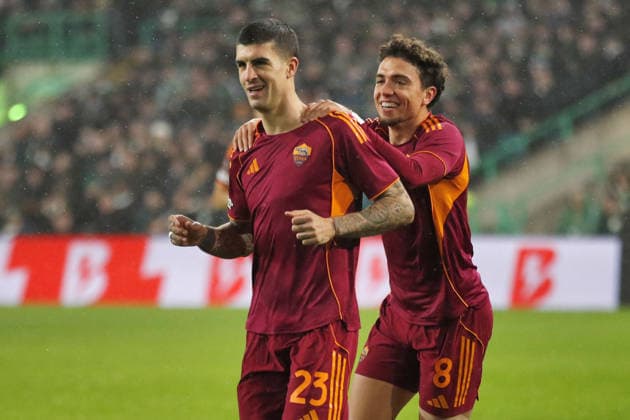 CALCIO - UEFA Europa League - Celtic vs Roma 11.12.2025 Europa League Fase a Gironi : Celtic vs Roma Nella foto: Esultanza Gianluca Mancini con Neil El Aynaoui (Foto Gino Mancini) Glasgow  Copyright: xIPAxSport ABACAx