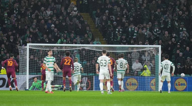 Arne Engels of Celtic misses a penalty kick just before half-time, hitting the left-hand post before out on the right side for a goal kick to Roma. Celtic v Roma, UEFA Europa League, Group Stage, Football, Celtic Park, Glasgow, Scotland, UK - 11 Dec 2025Glasgow Celtic Park United Kingdom EDITORIAL USE ONLY No use with unauthorised audio, video, data, fixture lists, club league logos or live services. Online in-match use limited to 120 images, no video emulation. No use in betting, games or single club league player publications. Copyright: xStuartxWallace Shutterstockx 16080577cp