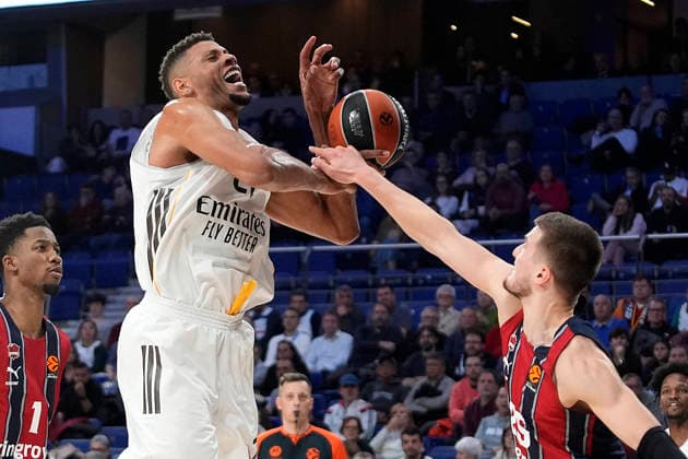 Real Madrid s Walter Tavares (l) and Kosner Baskonia Vitoria-Gasteiz s Clement Frisch during Euroleague Regular Season Round 15 match. December 11, 2025. (202512111004)