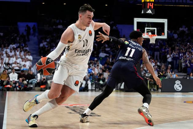 Real Madrid s Mario Hezonja (l) and Kosner Baskonia Vitoria-Gasteiz s Trent Forrest during Euroleague Regular Season Round 15 match. December 11, 2025. (20251211978)