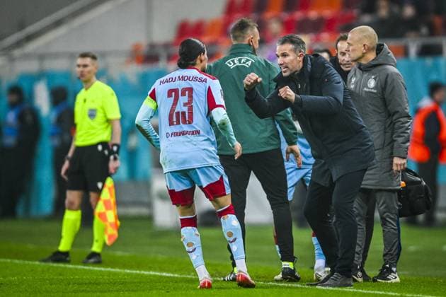 BUCHAREST , 11-12-2025 , National Arena , season 2025 2026 , UEFA Europa League football , League phase matchday 6 , match between FC Steaua Boekarest and Feyenoord , picture shows Feyenoord player Anis Hadj Moussa and Feyenoord coach Robin van Persie FCSB - Feyenoord  x200125706x Copyright:
