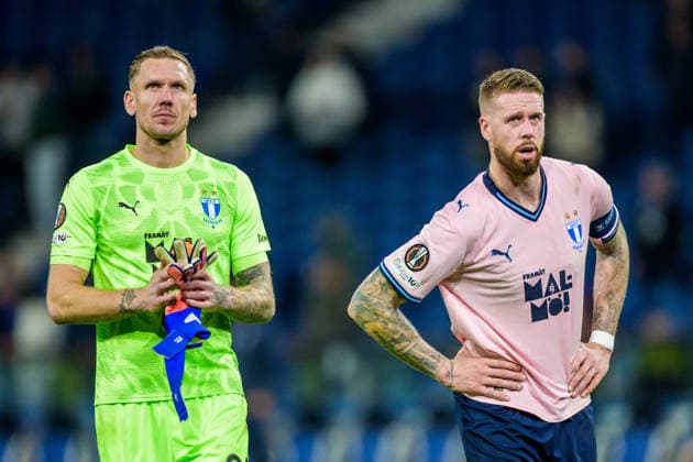 251211 Goalkeeper Robin Olsen and Pontus Jansson of Malmö FF look dejected after the Europa League football match between Porto and Malmö FF on December 11, 2025 in Porto Photo Ludvig Thunman BILDBYRAN kod LT LT0761 fotboll football soccer fotball uefa europa league europa league porto malmö ff bbeng depp  Copyright: LUDVIGxTHUNMAN BB251211LT114