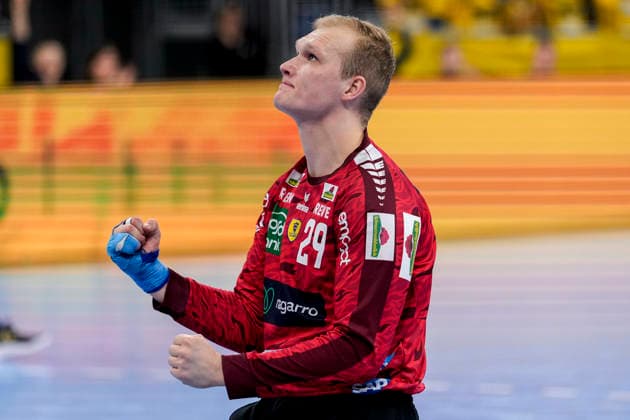 David Späth goalkeeper, RNL, 29 , Rhein Neckar Löwen player, single picture, single photo, action, action, jubilation after the final whistle, joy about the victory, winner, winner, cheers, cheering, cheerful, positive, happy, rejoicing, optimistic, highlight, action, action, 11 12 2025, Mannheim Germany , Handball, Bundesliga, Rhein Neckar Löwen VfL Gummersbach xozx