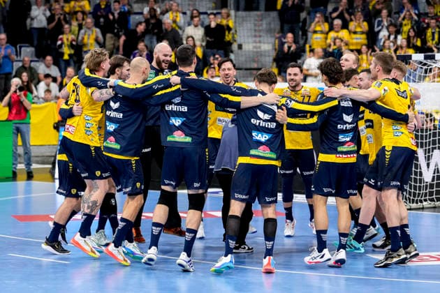 Rhein Neckar Löwen players, cheering after the final whistle, joy about the victory, winner, winners, cheers, cheering, cheerful, positive, happy, rejoicing, optimistic, highlight, action, action, dancing in a circle, team circle, team circle, 11 12 2025, Mannheim Germany , Handball, Bundesliga, Rhein Neckar Löwen VfL Gummersbach xozx