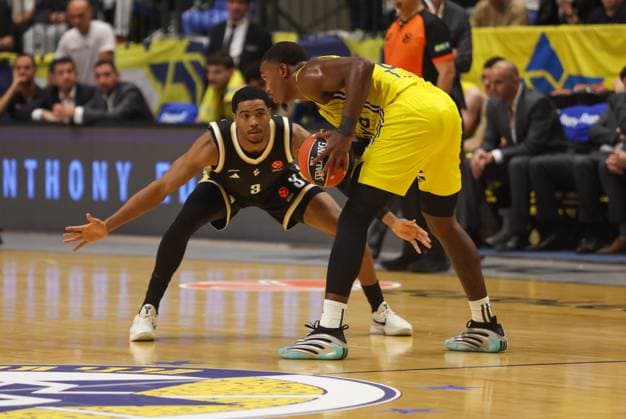 Maccabi Rapyd Tel Aviv v LDLC ASVEL - EuroLeague TEL AVIV, ISRAEL - DECEMBER 11: Maccabi Rapyd Tel Aviv’s Lonnie Walker IV (8) competes against an LDLC ASVEL player during the EuroLeague Round 15 match at Menora Mivtachim Arena in Tel Aviv, Israel, on December 11, 2025, as EuroLeague officials announced that Israel would resume hosting European basketball competitions starting December 9. Nir Keidar Anadolu Tel Aviv Israel. Editorial use only. Please get in touch for any other usage.  Copyright: x2025xAnadoluxNirxKeidarx