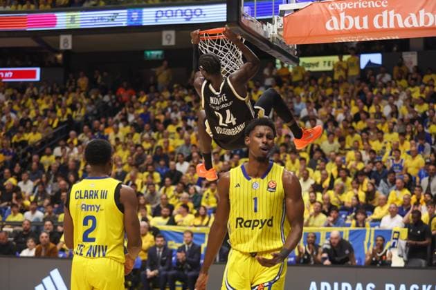 Maccabi Rapyd Tel Aviv v LDLC ASVEL - EuroLeague TEL AVIV, ISRAEL - DECEMBER 11: LDLC ASVEL’s Mbaye Ndiaye (24) dunks the ball during the EuroLeague Round 15 match between Maccabi Rapyd Tel Aviv and LDLC ASVEL at Menora Mivtachim Arena in Tel Aviv, Israel, on December 11, 2025. Nir Keidar Anadolu Tel Aviv Israel. Editorial use only. Please get in touch for any other usage.  Copyright: x2025xAnadoluxNirxKeidarx