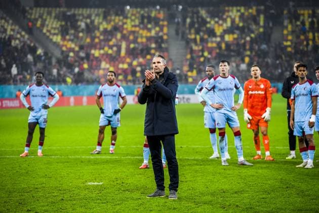 BUCHAREST , 11-12-2025 , National Arena , season 2025 2026 , UEFA Europa League football , League phase matchday 6 , match between FC Steaua Boekarest and Feyenoord , picture shows Feyenoord coach Robin van Persie thanks their fans FCSB - Feyenoord  x200126367x Copyright: